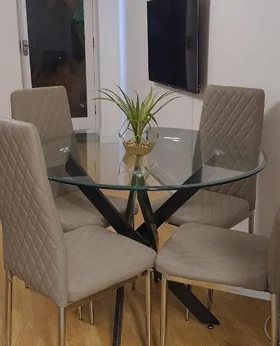 Lovely 2 Bedroom Flat With Free Parking