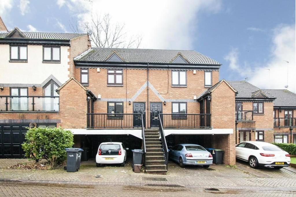 Lovely 2 Bedroom Flat With Free Parking Apartamento
