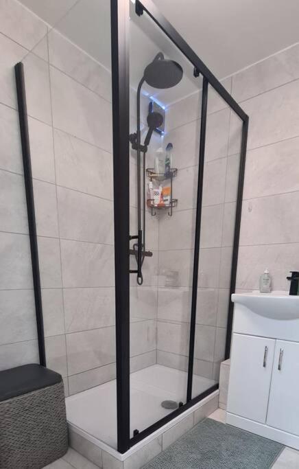 Lovely 2 Bedroom Flat With Free Parking