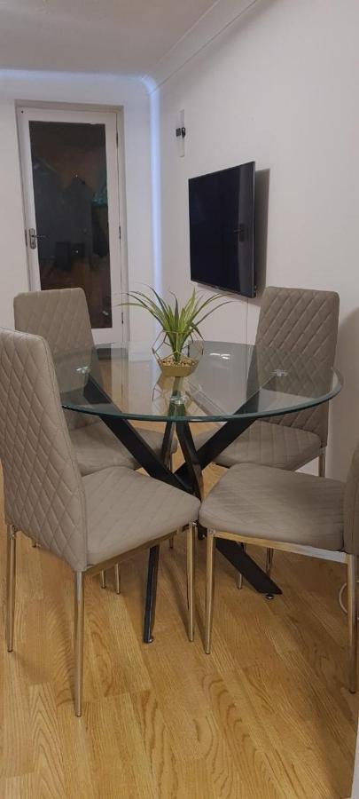 Lovely 2 Bedroom Flat With Free Parking Appartamento *