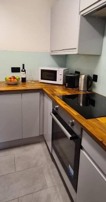 Lovely 2 Bedroom Flat With Free Parking * New Southgate