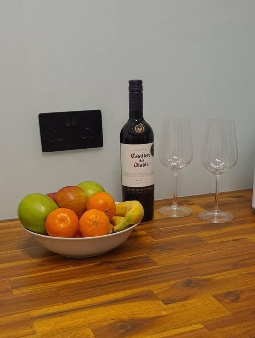 Lovely 2 Bedroom Flat With Free Parking Apartment
