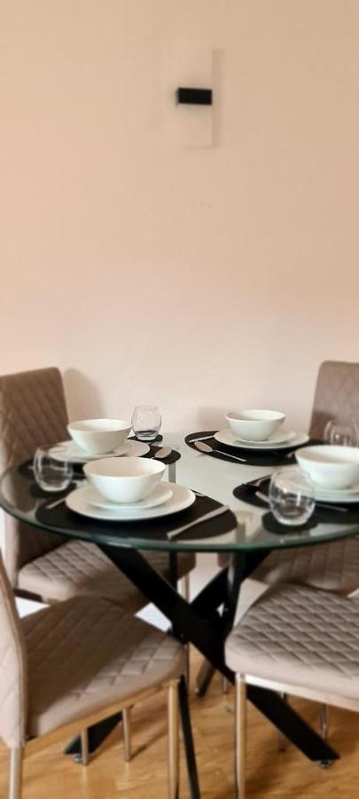 Lovely 2 Bedroom Flat With Free Parking *