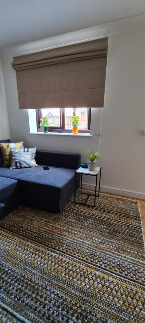 Lovely 2 Bedroom Flat With Free Parking Apartment *
